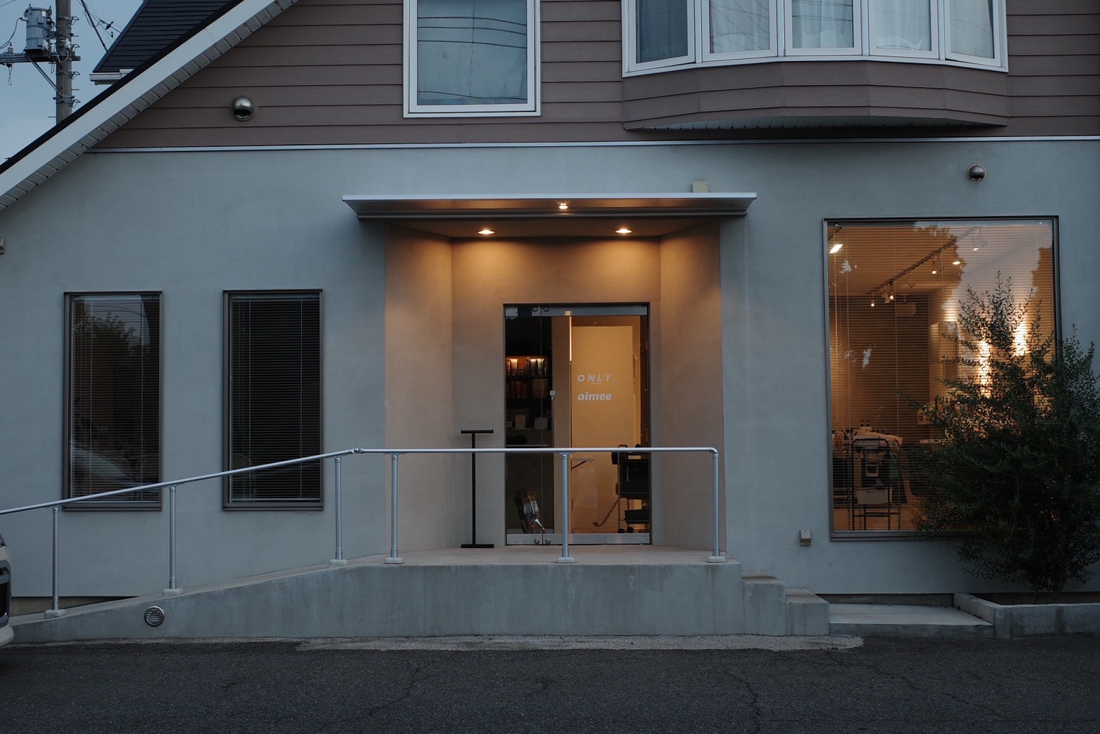 夕暮れ時のONLY.サロン外観
